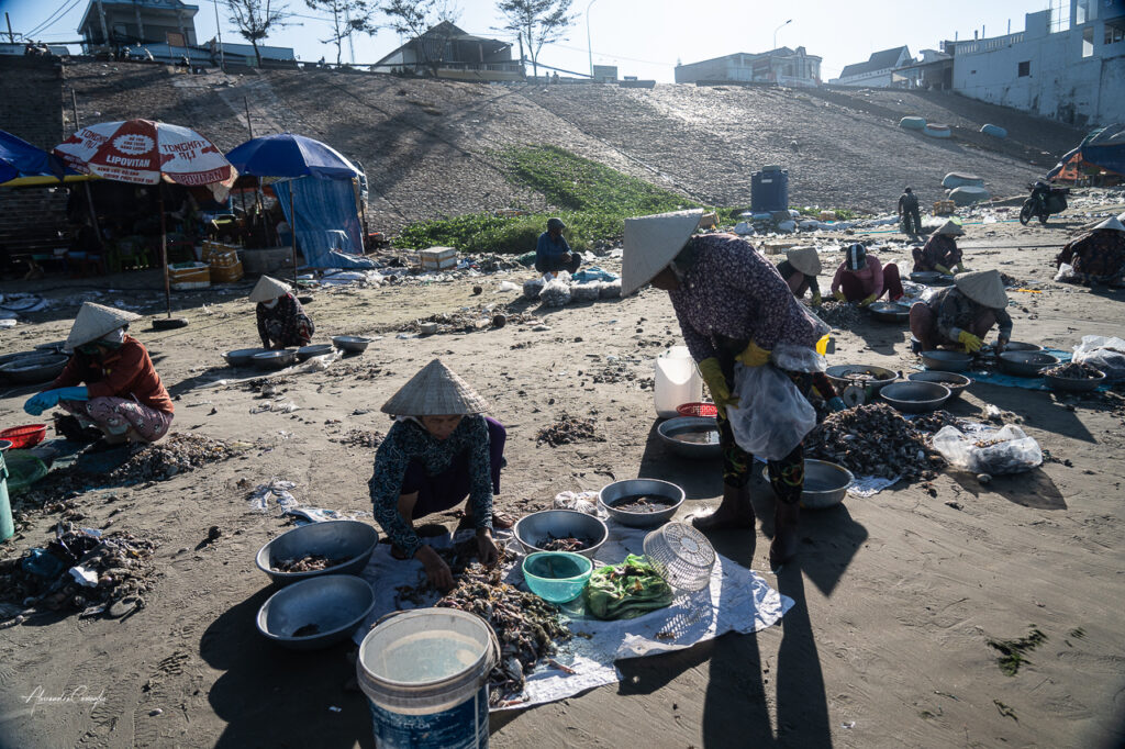 spiaggia-coperta-di-plastica-vietnam-del-sud-con-donne