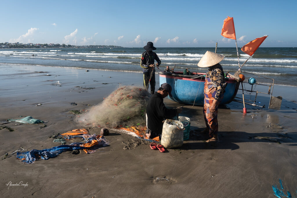 spiaggia-coperta-di-plastica-vietnam-del-sud-con-pescatori