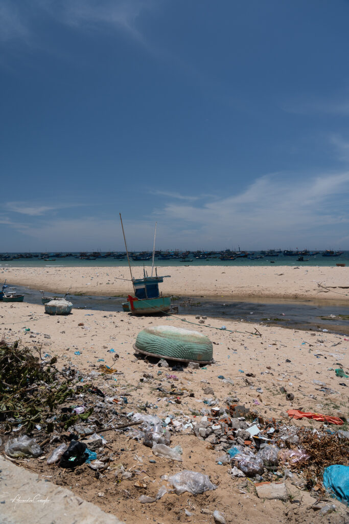 spiaggia-coperta-di-plastica-vietnam-del-sud-2